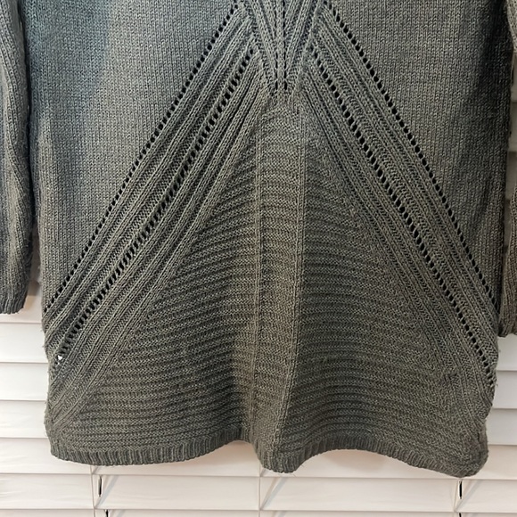 Merona V-Neck Gray Sweater with detailed stitching on rear. Size Small. - Picture 5 of 9